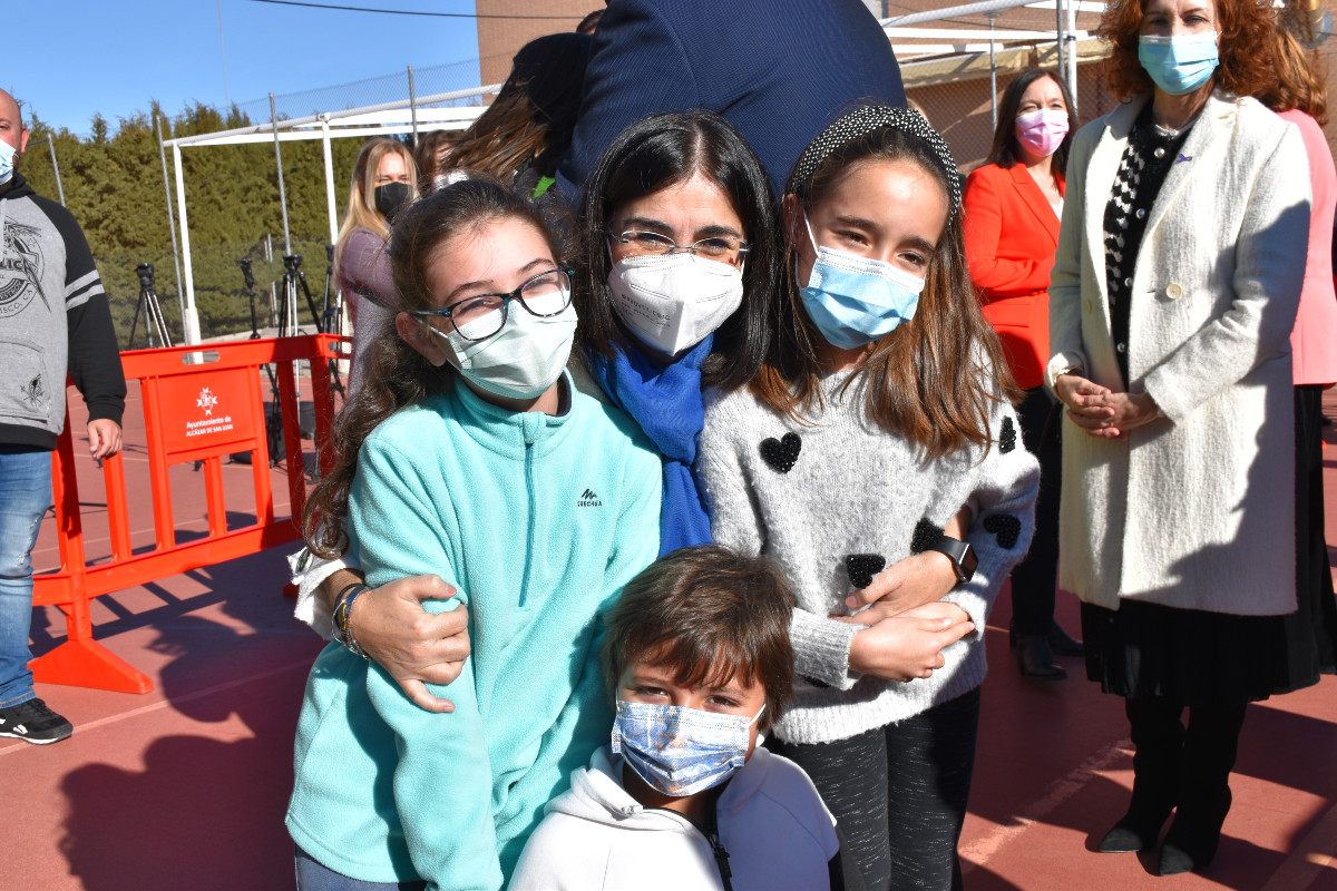 Carolina Darias, en un Colegio de Educación Infantil y Primaria ‘Jardn de Arena’ de Alcázar de San Juan (Ciudad Real), que ha visitado con motivo del inicio de la Campaña de Vacunación Pediátrica.